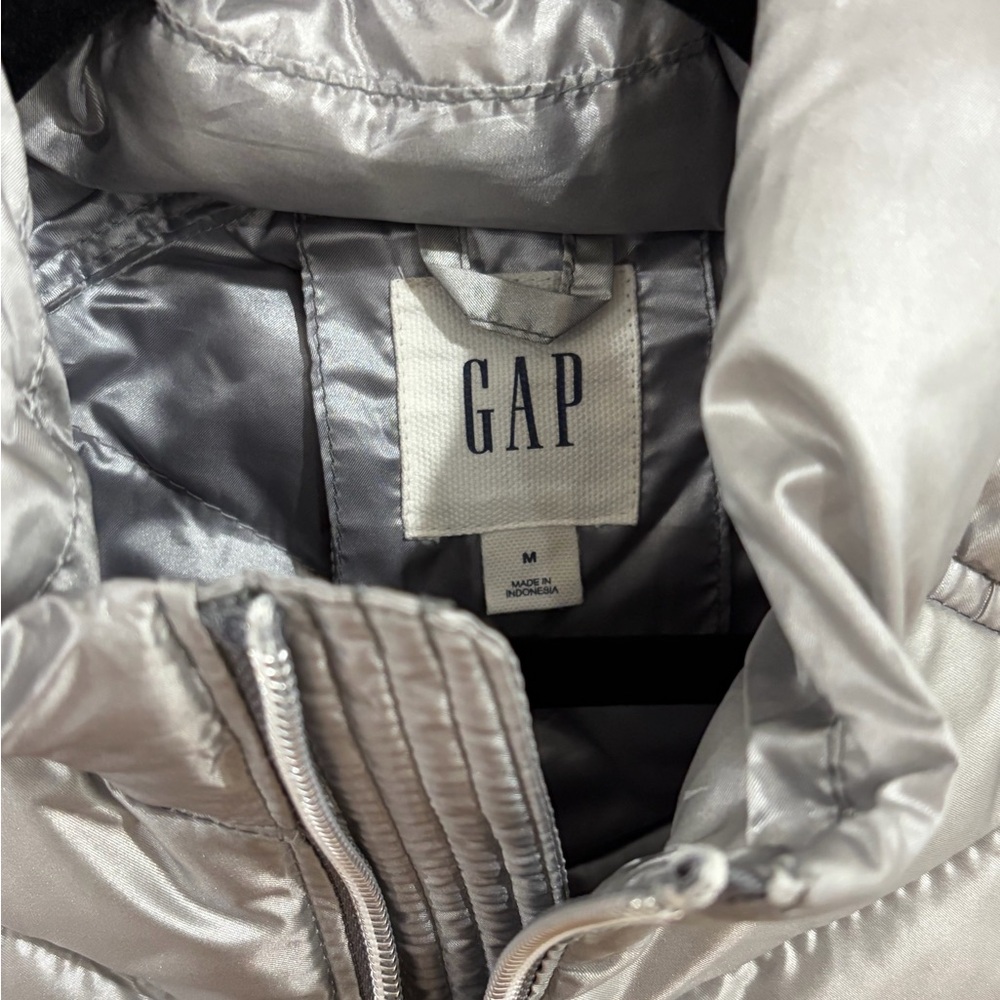 GAP Silver Hombre Puffer Vest - Picture 3 of 6